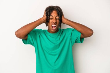 Genç Afrikalı Amerikalı adam beyaz arka planda izole edilmiş kulakları kulaklarıyla kapatıyor..