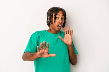 Genç Afro-Amerikan bir adam beyaz arka planda izole edildi. Olası bir tehlike nedeniyle şok oldu.