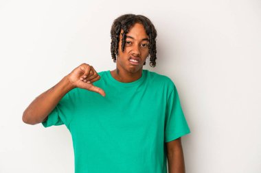Beyaz arka planda izole edilmiş genç Afro-Amerikan adam baş parmağını aşağı gösteriyor, hayal kırıklığı konsepti.