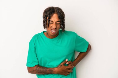 Beyaz arka planda karaciğer ağrısı ve karın ağrısı çeken genç bir Afrikalı Amerikalı..