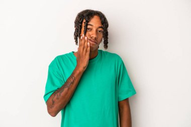 Beyaz arka planda izole edilmiş genç Afrikalı Amerikalı adam güçlü bir diş ağrısı, azıdişi ağrısı var..