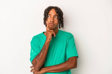 Genç Afrikalı Amerikalı bir adam beyaz arka planda izole edilmiş bir şekilde bir strateji planlıyor, bir işin nasıl olacağını düşünüyor..