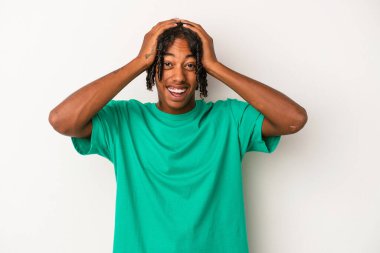 Genç Afrikalı Amerikalı adam beyaz arka planda izole edilmiş bağırıyor, çok heyecanlı, tutkulu, bir şeyden memnun..