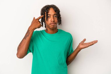 Genç Afrikalı Amerikalı bir adam beyaz arka planda izole edilmiş ve elinde bir ürün tutuyor..