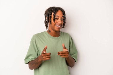 Genç Afrikalı Amerikalı, beyaz arka planda izole edilmiş, parmaklarıyla ön tarafı işaret ediyor..