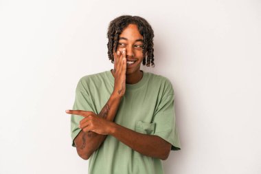 Genç Afrikalı Amerikalı bir adam beyaz arka planda izole edilmiş. Dedikodu yapıyor, bir şeyleri bildiriyor..