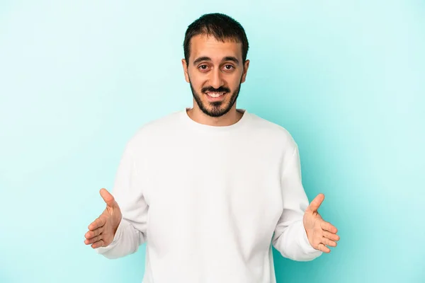 Young Caucasian Man Isolated Blue Background Holding Something Both Hands — Stock Photo, Image