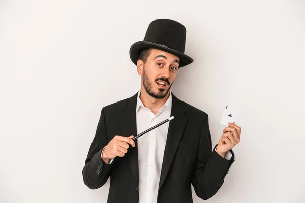 白い背景に孤立した杖と魔法のカードを持つ若い魔術師の男 — ストック写真