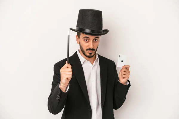 白い背景に孤立した杖と魔法のカードを持つ若い魔術師の男 — ストック写真