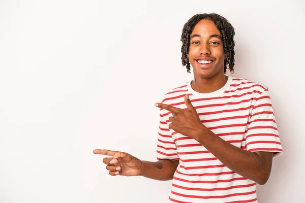 Junger Afrikanisch Amerikanischer Mann Isoliert Auf Weißem Hintergrund Aufgeregt Mit — Stockfoto
