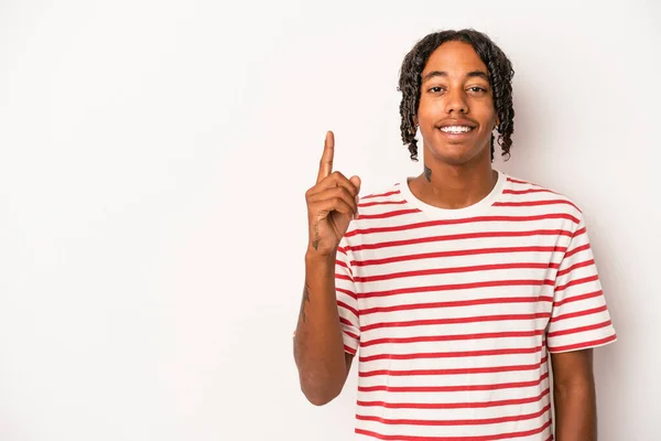 Junge Afrikanisch Amerikanische Mann Isoliert Auf Weißem Hintergrund Zeigt Die — Stockfoto