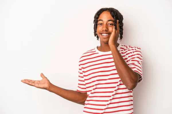 Ung Afrikansk Amerikan Isolerad Vit Bakgrund Håller Kopia Utrymme Handflata — Stockfoto