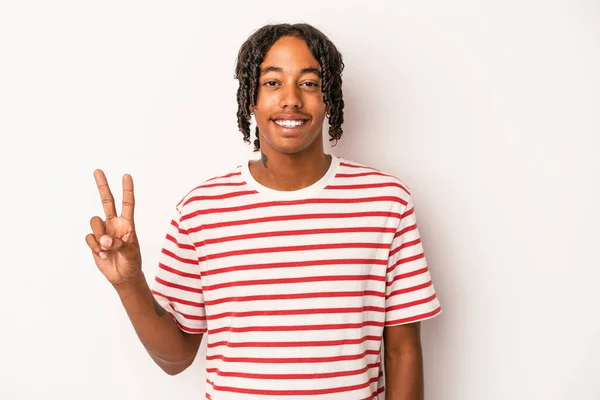 Junger Afrikanisch Amerikanischer Mann Isoliert Auf Weißem Hintergrund Zeigt Siegeszeichen — Stockfoto