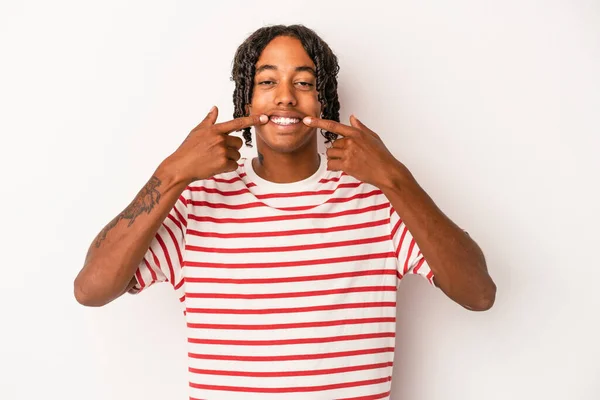 Junger Afrikanisch Amerikanischer Mann Auf Weißem Hintergrund Lächelt Und Zeigt — Stockfoto
