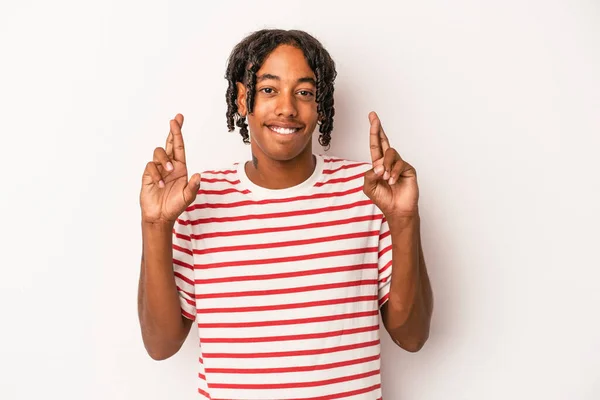 Junger Afrikanisch Amerikanischer Mann Auf Weißem Hintergrund Isoliert Und Drückt — Stockfoto