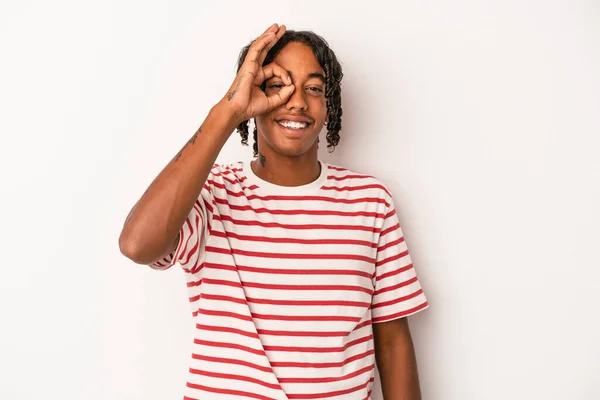 若いアフリカ系アメリカ人男性孤立した上に白の背景励起維持上のOkジェスチャー上の目 — ストック写真