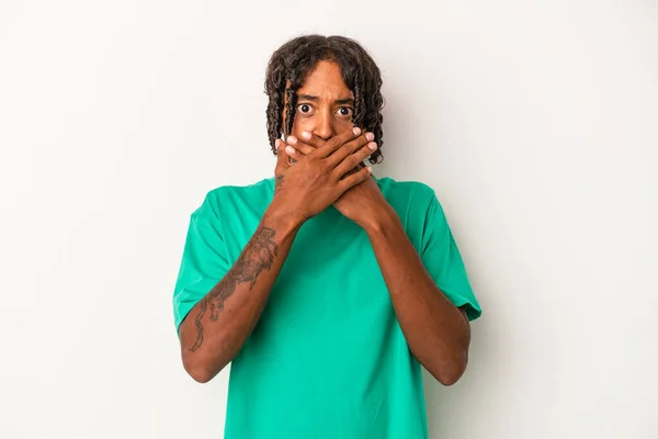 Młody Afroamerykanin Człowiek Odizolowany Białym Tle Wstrząśnięty Pokrycie Usta Rąk — Zdjęcie stockowe