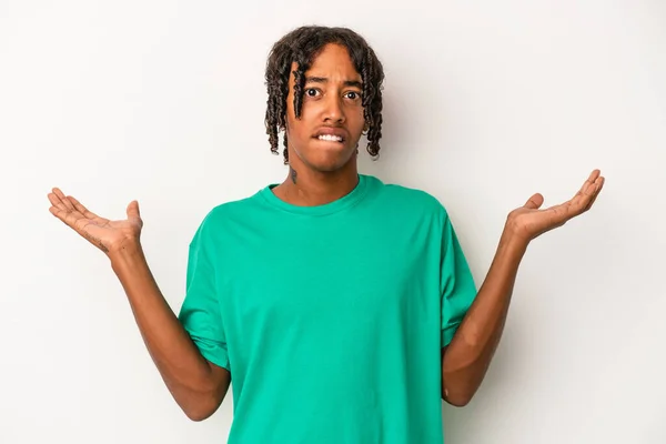 Jovem Afro Americano Isolado Fundo Branco Confuso Duvidoso Ombros Encolhendo — Fotografia de Stock
