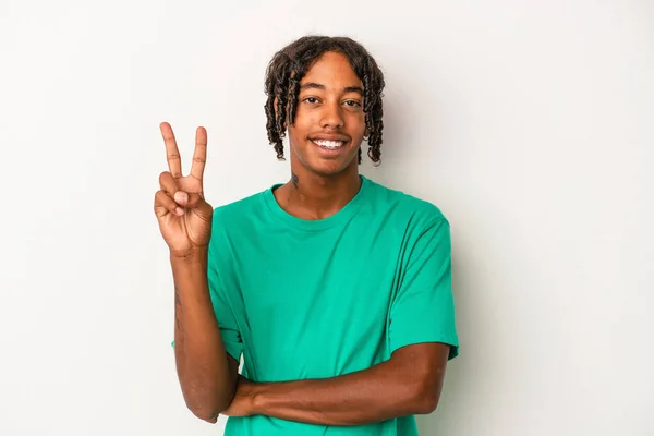 Jovem Afro Americano Isolado Fundo Branco Mostrando Número Dois Com — Fotografia de Stock