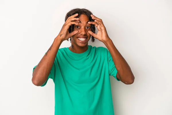 Junger Afrikanisch Amerikanischer Mann Isoliert Auf Weißem Hintergrund Hält Die — Stockfoto