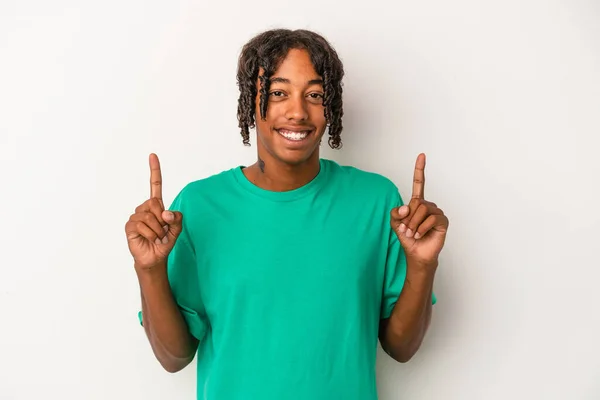 Jovem Afro Americano Isolado Fundo Branco Indica Com Ambos Dedos — Fotografia de Stock