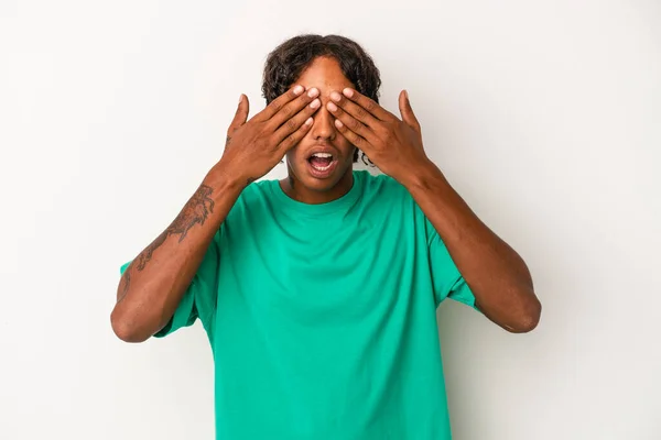 Junger Afrikanisch Amerikanischer Mann Isoliert Auf Weißem Hintergrund Angst Augen — Stockfoto