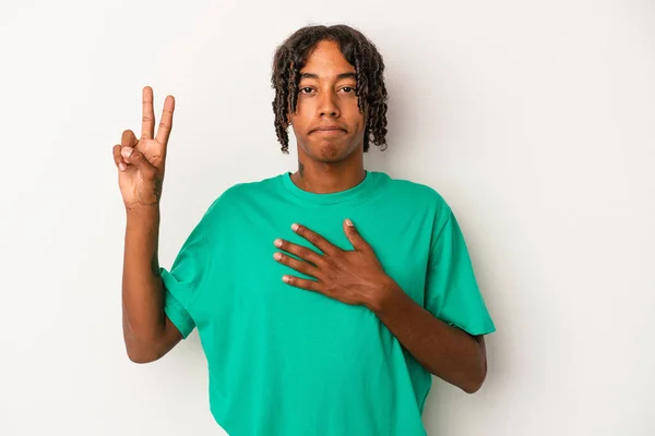 Fiatal Afro Amerikai Férfi Elszigetelt Fehér Háttér Esküt Kezét Mellkason — Stock Fotó