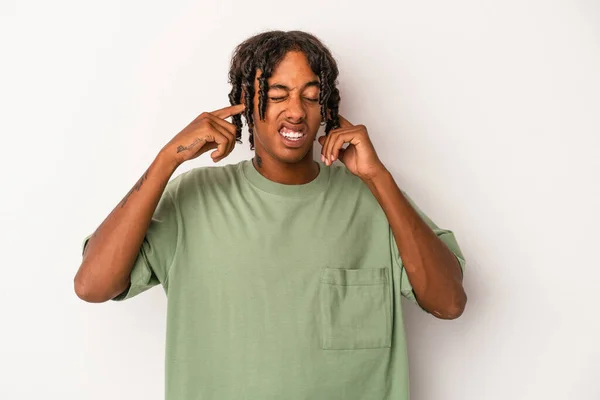 Ung Afrikansk Amerikansk Man Isolerad Vit Bakgrund Täcker Öronen Med — Stockfoto