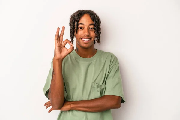 Jovem Afro Americano Isolado Fundo Branco Pisca Olho Segura Gesto — Fotografia de Stock