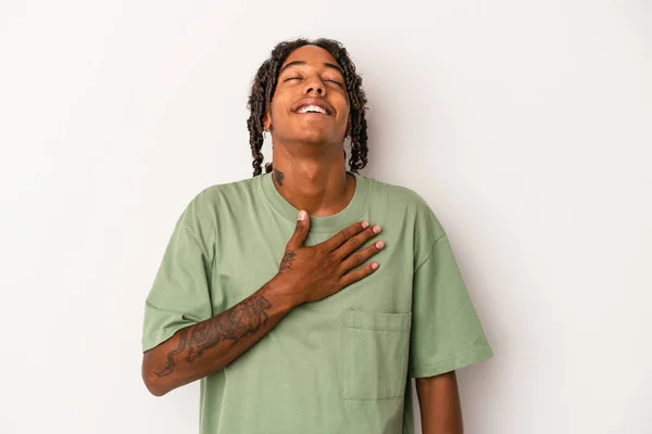 배경에 고립된 아프리카 미국인 남자가 가슴에 소리로 웃는다 — 스톡 사진
