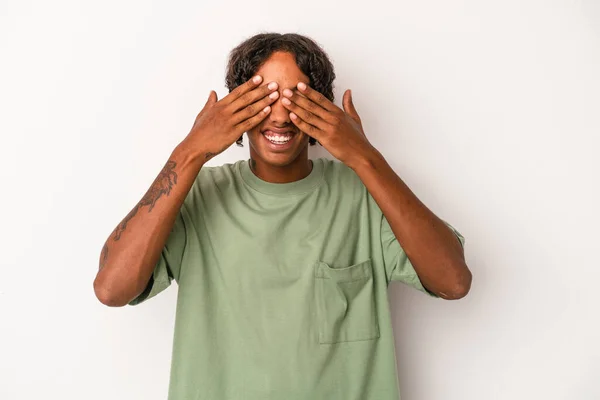 Junger Afrikanisch Amerikanischer Mann Isoliert Auf Weißem Hintergrund Bedeckt Augen — Stockfoto