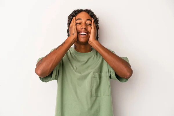 배경에 고립된 아프리카 미국인 남자가 즐겁게 머리에 웃는다 — 스톡 사진