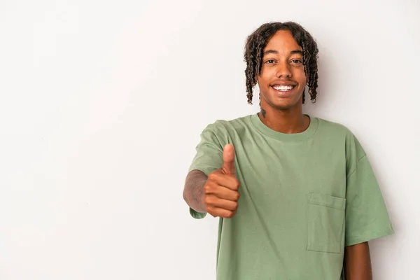 Fiatal Afro Amerikai Férfi Elszigetelt Fehér Háttér Mosolyog Felemeli Hüvelykujját — Stock Fotó