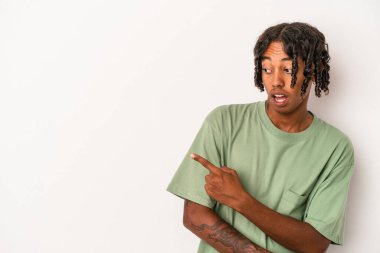 Genç Afrikalı Amerikalı adam beyaz arka plan noktalarında izole edilmiş, başparmak uzakta, gülüyor ve kaygısız..