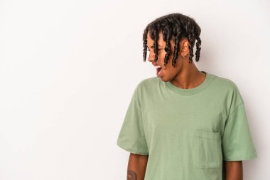 Beyaz arka planda izole edilmiş genç Afro-Amerikalı adam çok kızgın, öfkeli, hayal kırıklığına uğramış diye bağırıyor..