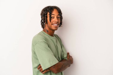 Genç Afrikalı Amerikalı adam beyaz arka planda izole edilmiş mutlu, güler yüzlü ve neşeli..