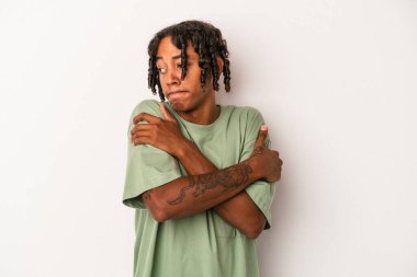 Genç Afrikalı Amerikalı adam beyaz arka plan kucaklamalarında yalnız, kaygısız ve mutlu bir şekilde gülümsedi..