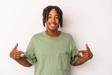 Beyaz arka planda izole edilmiş genç Afro-Amerikan erkekleri parmakları aşağıda, olumlu hisler.