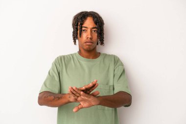 Beyaz arka planda izole edilmiş genç Afro-Amerikan bir adam elini uzatmış, 