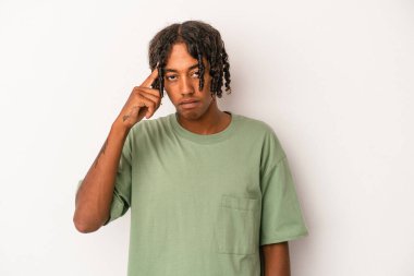 Beyaz arka planda izole edilmiş genç Afro-Amerikan bir adam şakağı parmağıyla işaret ediyor, düşünüyor ve bir göreve odaklanıyor..