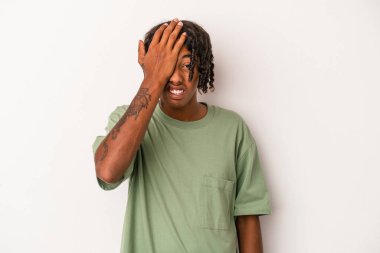 Beyaz arka planda izole edilmiş genç Afro-Amerikan bir şeyi unutuyor. Alnına avuç içi ve kapalı gözlerle vuruyor..