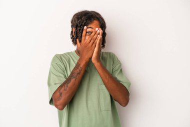 Genç Afrikalı Amerikalı adam beyaz arka planda izole edilmiş. Korkmuş ve gergin parmaklarıyla göz kırp..