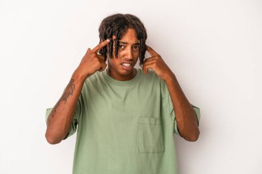 Beyaz arka planda izole edilmiş genç bir Afrikalı Amerikalı işaret parmağıyla hayal kırıklığı jesti yapıyor..