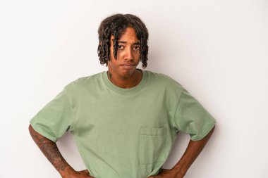 Beyaz arka planda izole edilmiş genç Afrikalı Amerikalı adam kafası karışmış, şüpheli ve güvensiz hissediyor..