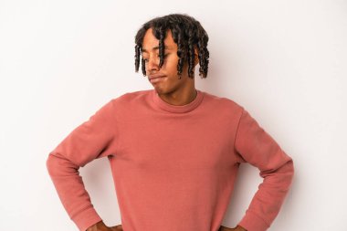 Genç Afrikalı Amerikalı adam beyaz arka planda izole edilmiş hedeflerine ve amaçlarına ulaşma hayali kuruyor.