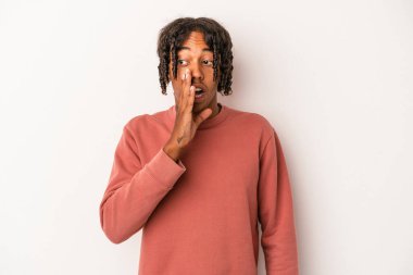 Beyaz arka planda izole edilmiş genç Afrikalı Amerikalı adam heyecanlı bir şekilde bağırıyor..