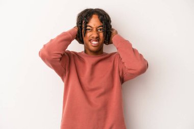 Genç Afrikalı Amerikalı adam beyaz arka planda izole edilmiş öfkeyle bağırıyor..