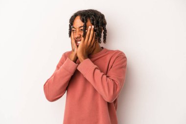 Genç Afrikalı Amerikalı adam beyaz arka planda izole edilmiş korkmuş ve korkmuş..