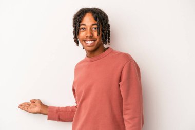 Beyaz arka planda izole edilmiş genç bir Afrikalı Amerikalı hoş bir ifade sergiliyor..