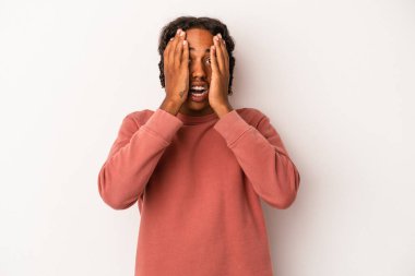 Beyaz arka planda izole edilmiş, yüzünün yarısını avuç içiyle örterek eğlenen Afrikalı genç bir Amerikalı..